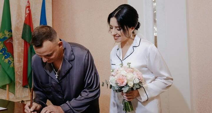 Жених и невеста пришли на роспись в ЗАГС в пижамах и собрали 1,5 млнпросмотров в TikTok